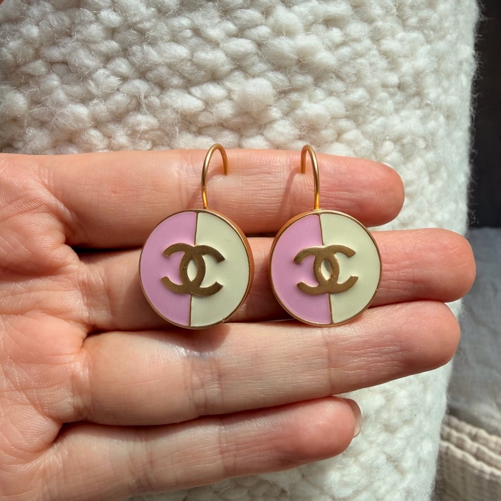 💖CHANEL Pink and White CC Round Drop Earrings with Gold-Tone Logo🤍 - Picture 9 of 12